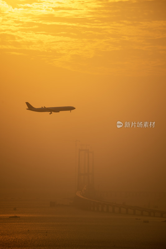 空中飞行的客机特写