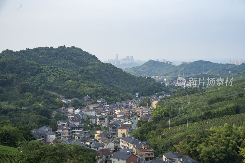 浙江杭州大朗山自然风光，在夕阳下的汽车