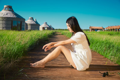 盛夏在草原湿地公园游玩的姑娘