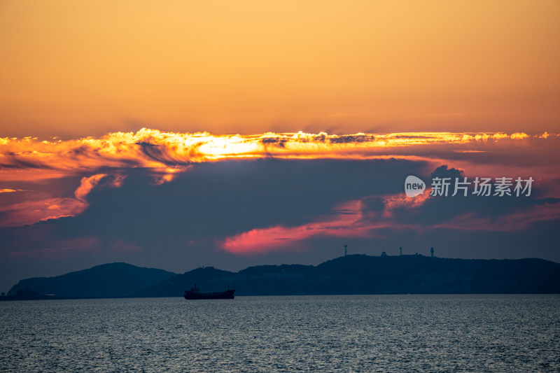 山东烟台东山栈桥海上日出海天相接一色景观