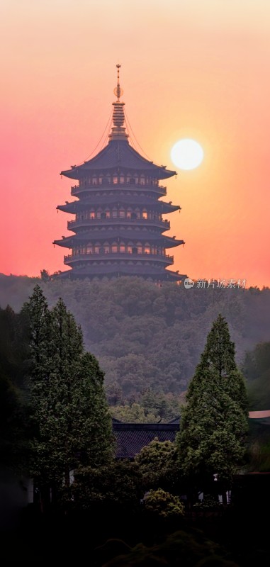 夕阳下的多层古塔景观雷峰塔