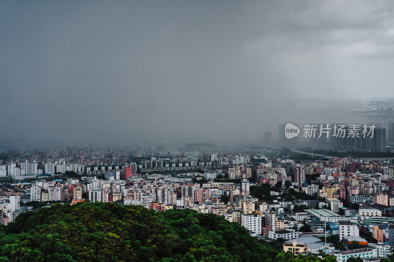 广州白云山局部下雨现象