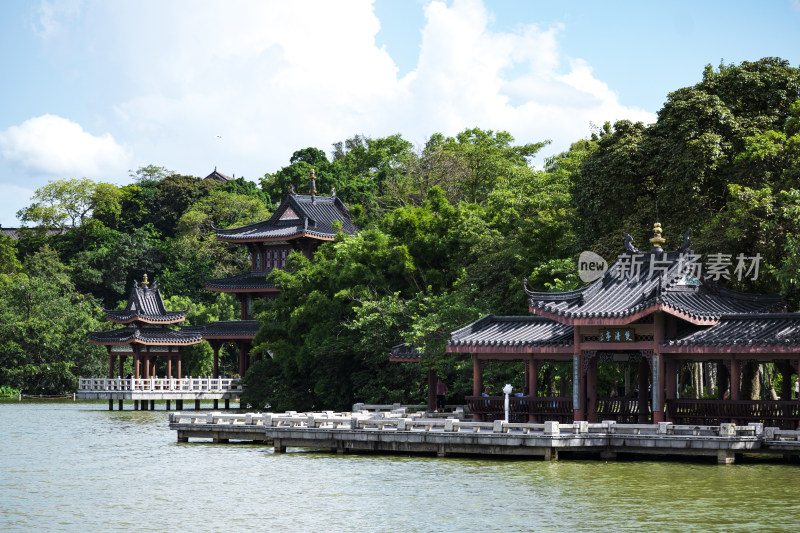 惠州丰渚园晴朗天空下湖边的亭台水榭