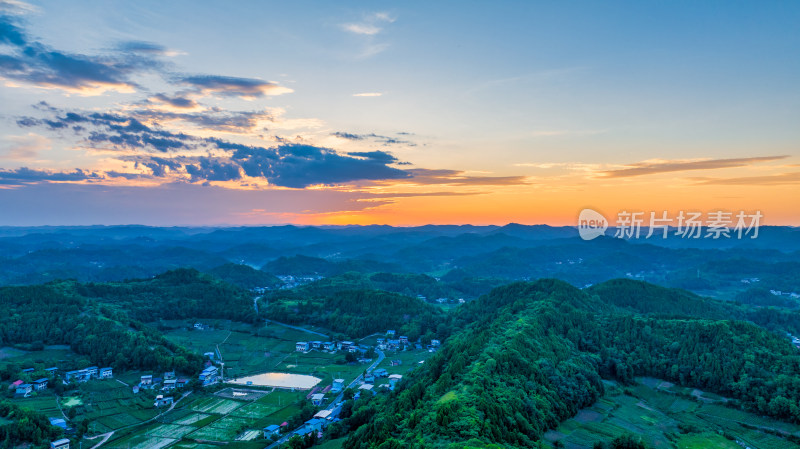 夕阳下四川德阳苍山镇丘陵地区的乡村农田