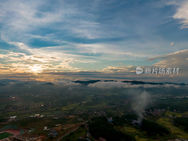 美丽乡村田园雨后云雾缭绕航拍摄影图