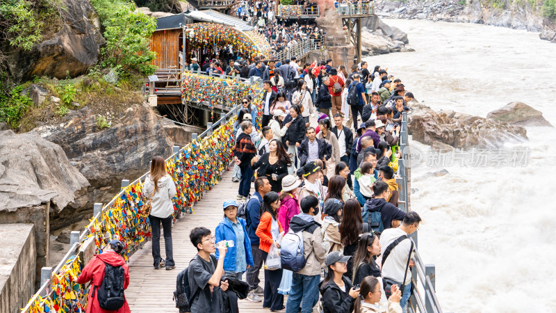 云南香格里拉虎跳峡景区及游客