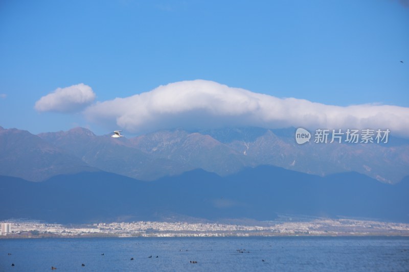 蓝天白云下的连绵山脉苍山洱海壮丽景象