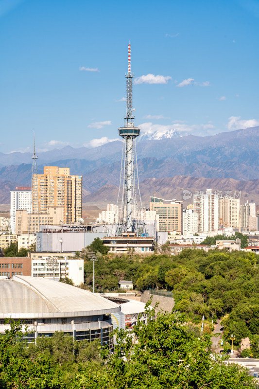 新疆乌鲁木齐电视塔与远处的天山山脉