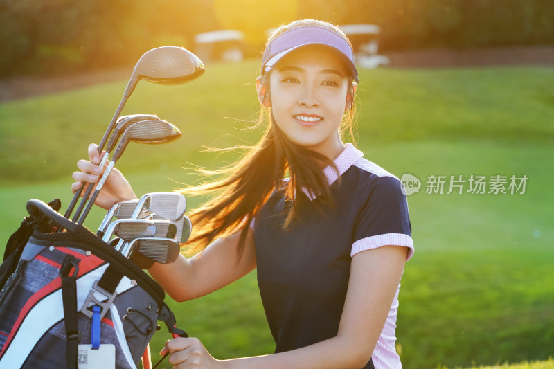 自信的青年女人取高尔夫球杆