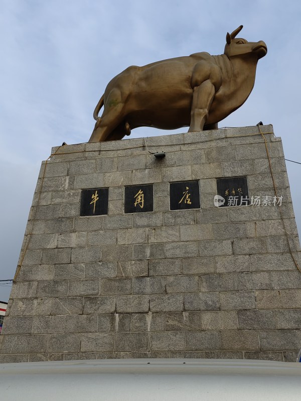 牛角店标志性雕塑牛像全景