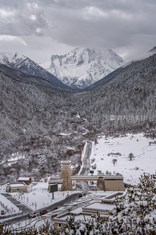 四川甘孜州新都桥雅拉雪山下的静谧之美