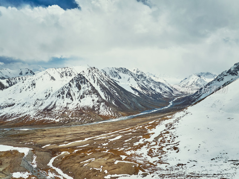 航拍雪山峡谷