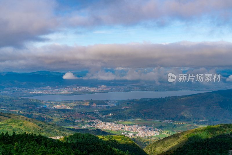 山间云海下的城市与村落自然景观