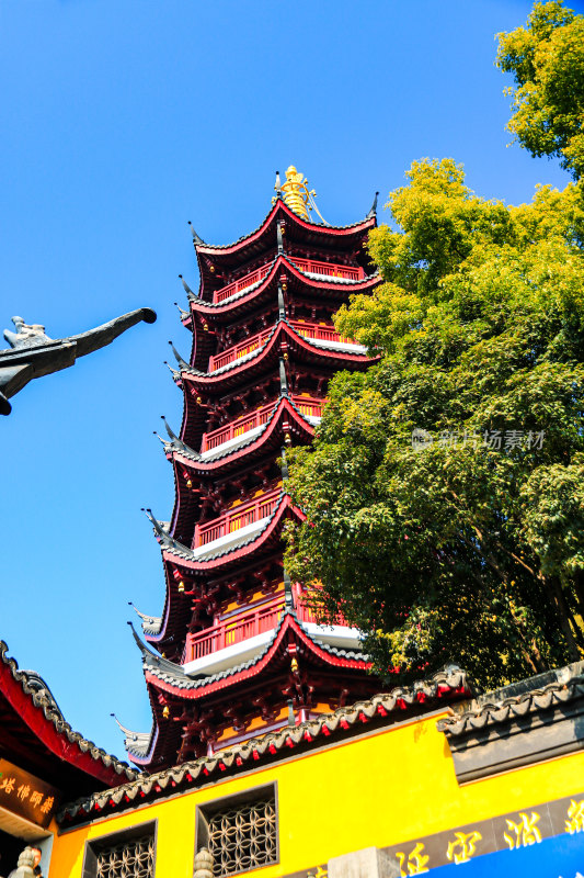 晴朗天空下的南京千年古刹鸡鸣寺