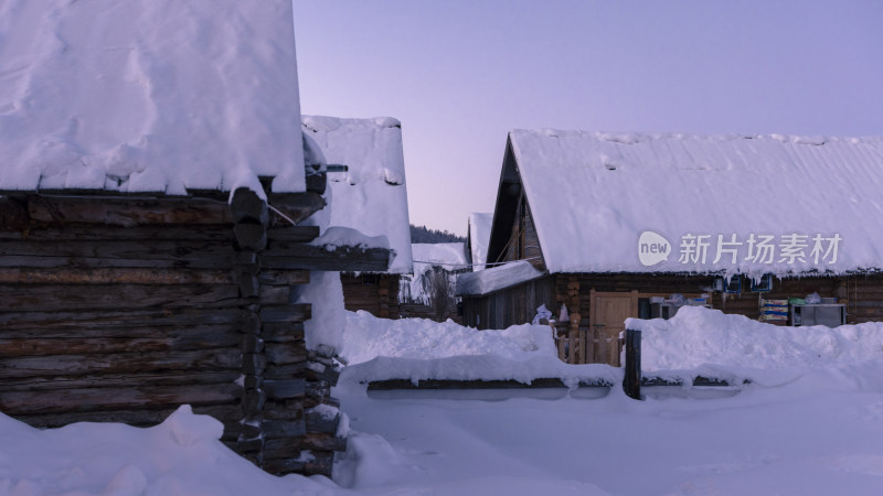 新疆禾木雪后山村木屋景象