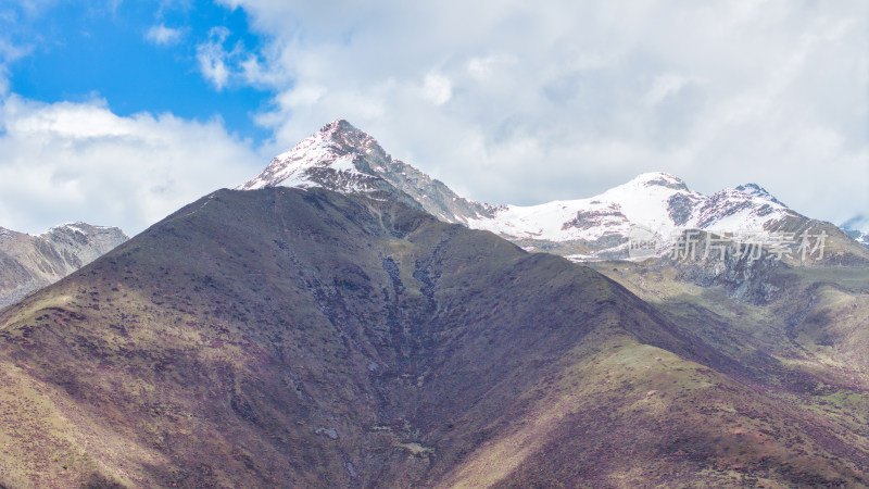 四川阿坝四姑娘山景区附近的雪山