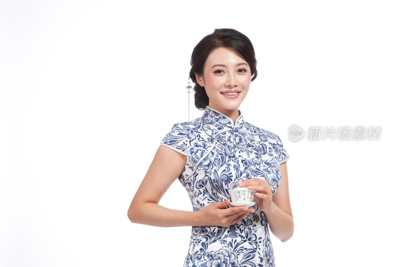 棚拍身穿中国传统服装的年轻女人端茶