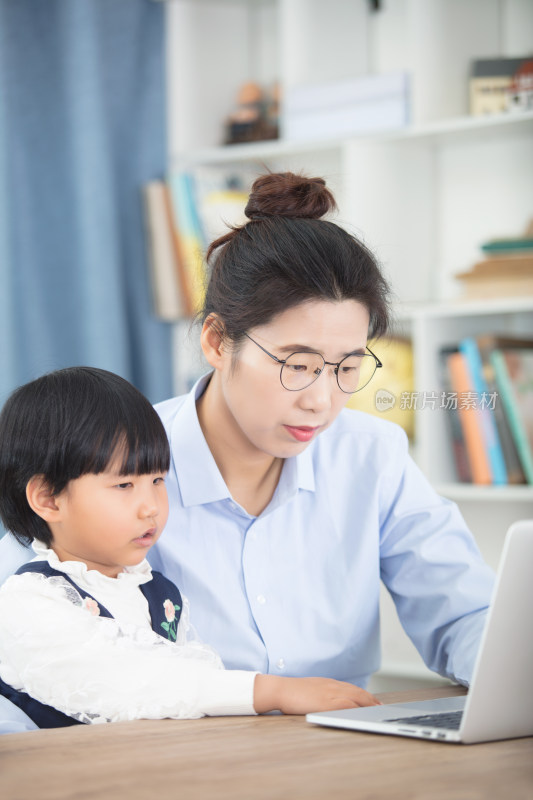 妈妈陪孩子电脑学习