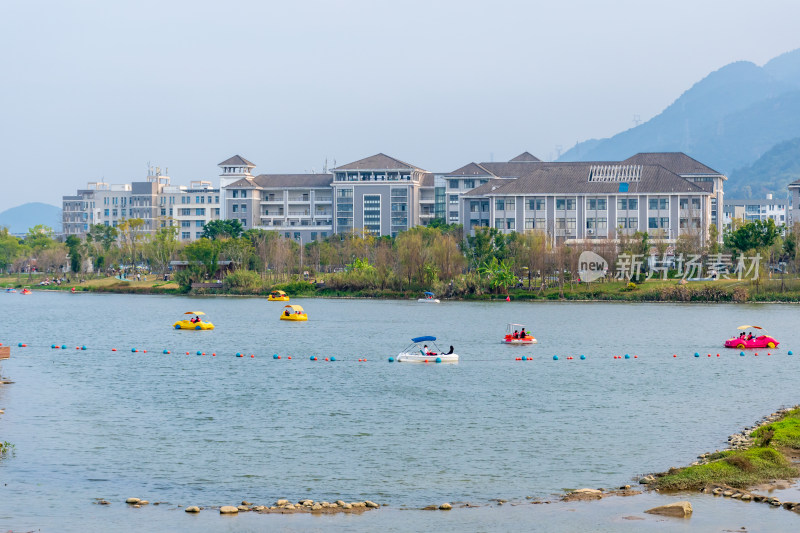 湖边多人乘脚踏船休闲场景