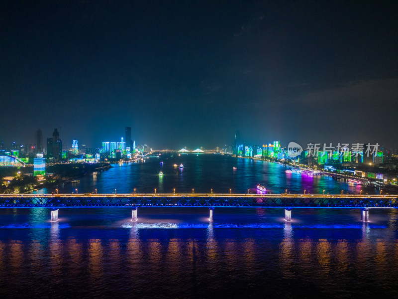 湖北武汉长江大桥城市夜景