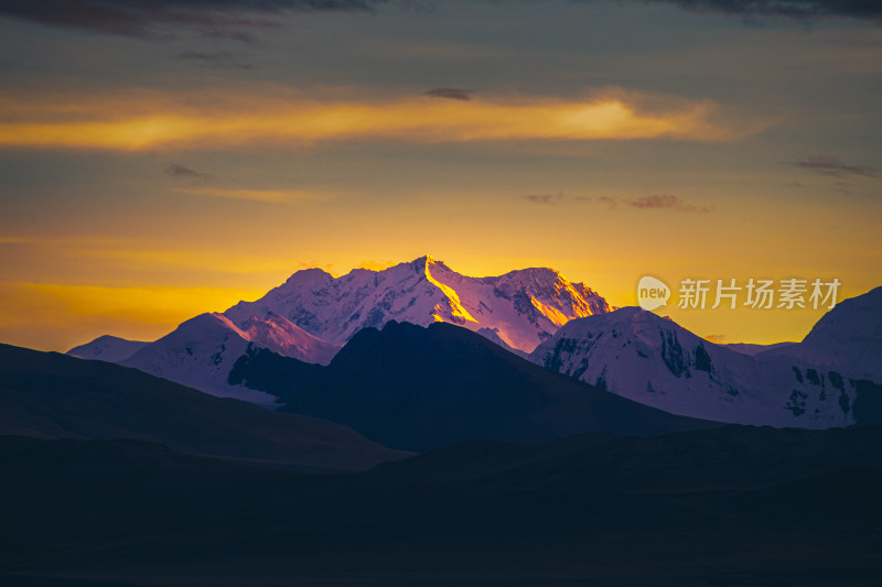 夕阳下的干城章嘉峰