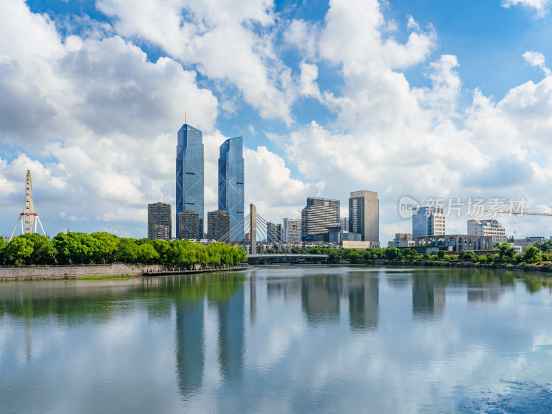 湖州龙溪大桥城市天际线天空云朵倒影背景