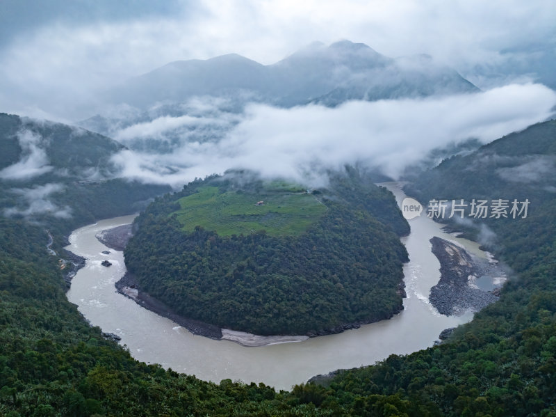 西藏墨脱县雅鲁藏布江果果糖大拐弯高空航拍