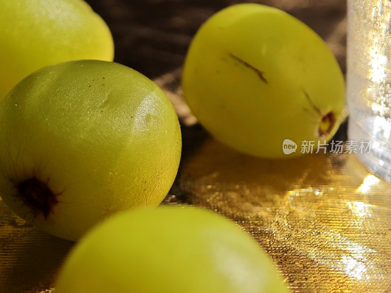 光泽表面上的青葡萄特写