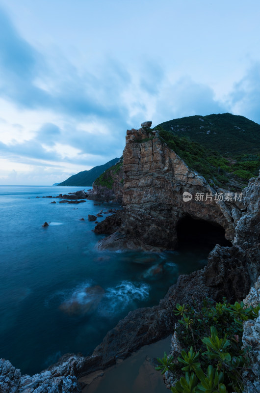 深圳杨梅坑海边悬崖风景