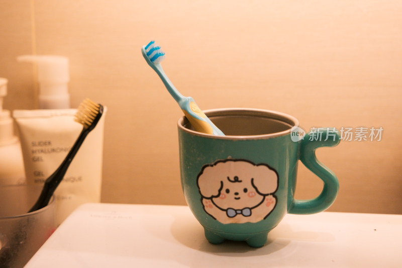 洗手间小朋友的牙刷和牙刷杯，静物空镜头