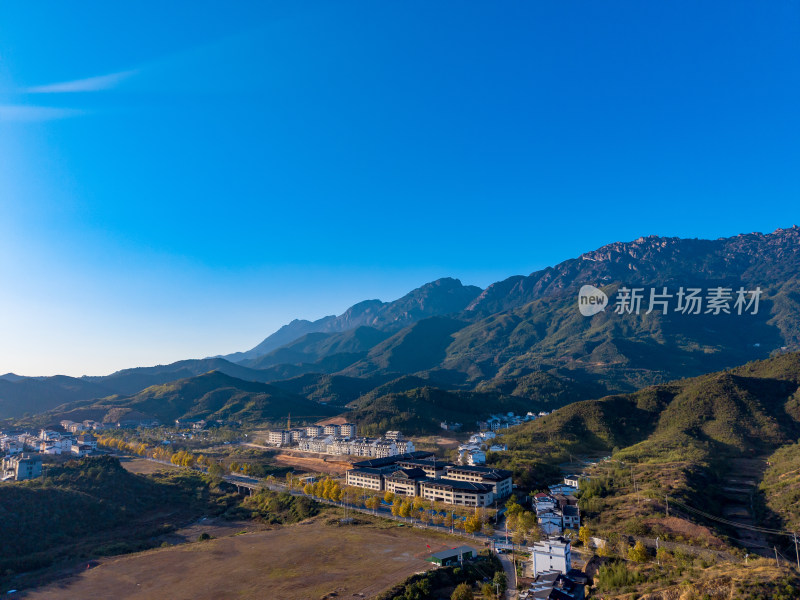 大山农村房屋公路航拍图