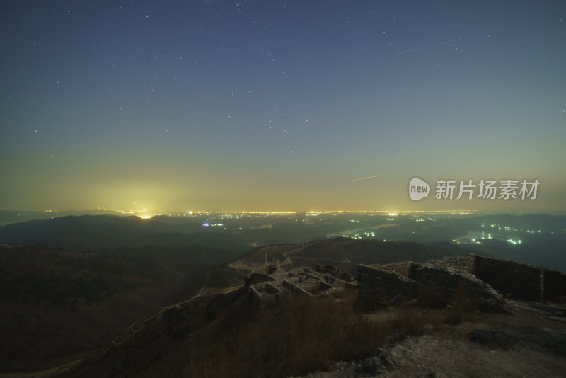 星空下的山峦夜景