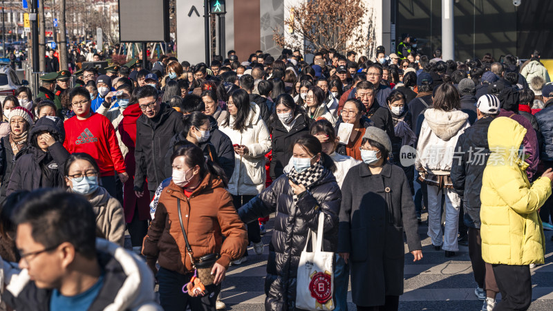 街道上戴着口罩的密集人流