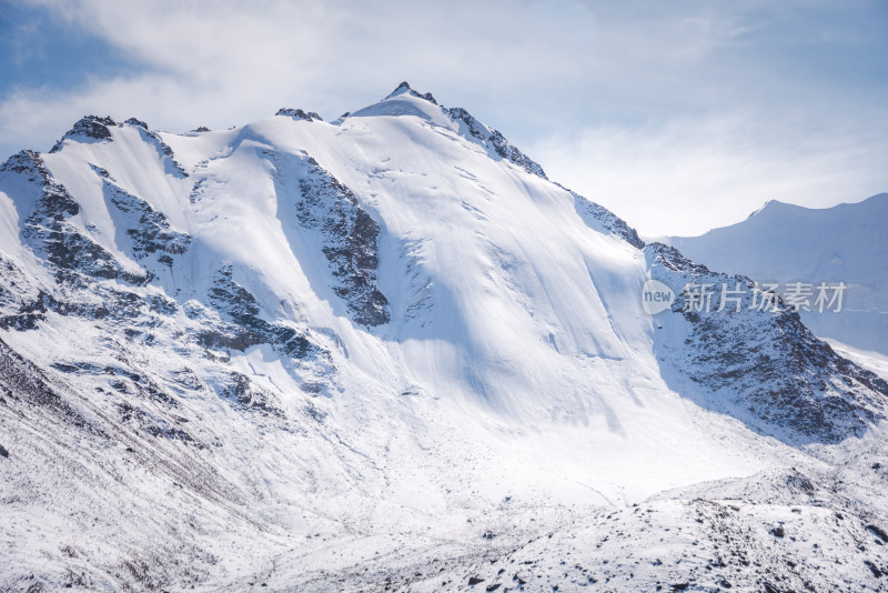 壮丽雪山天空自然风景