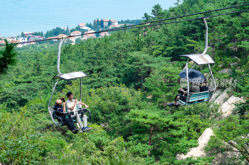 青岛崂山仰口，乘坐索道缆车的游客在观光