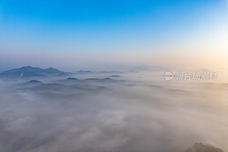 清晨迷雾山川乡村航拍图