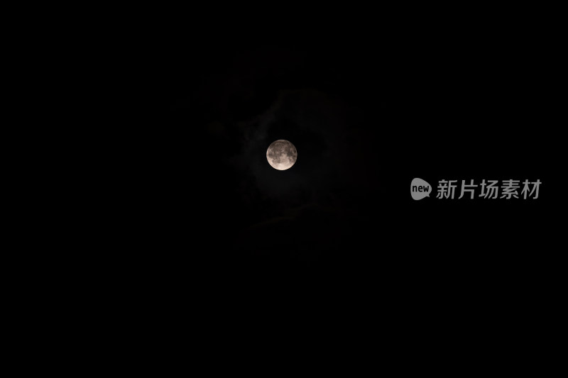 夜空中的圆月