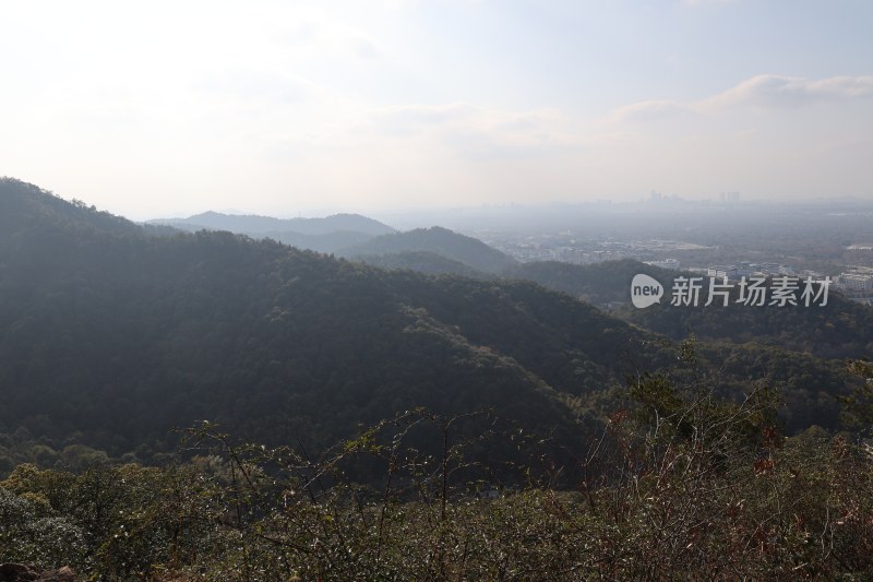 山峦远景与城市天际线