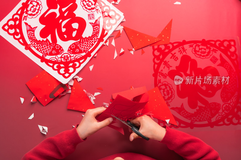 手工剪纸剪窗花的中国女孩