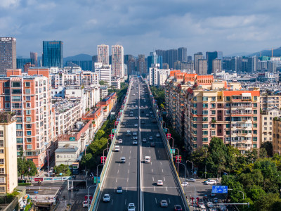 云南昆明城市建筑中的车流马路航拍