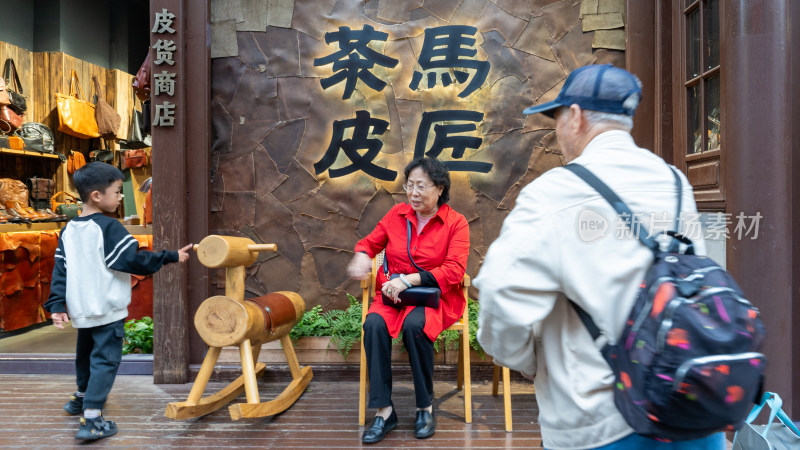 国庆云南昆明南屏步行街的市民与游客众多