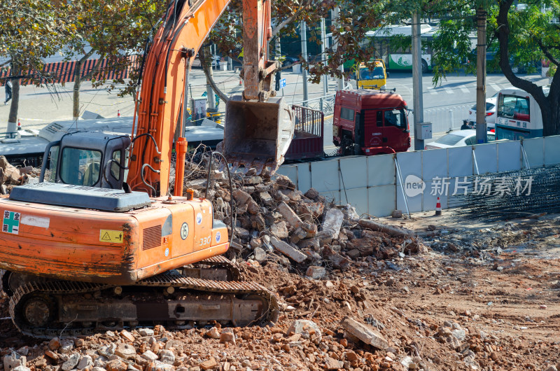 挖掘机正在进行建筑垃圾的清理