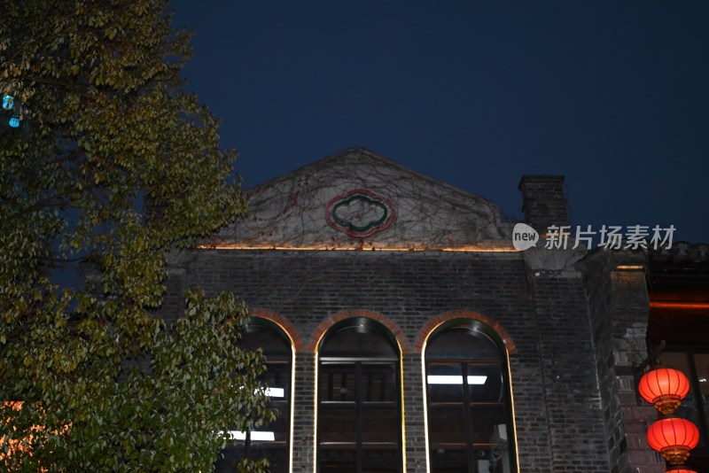 夜晚中式古建筑外观