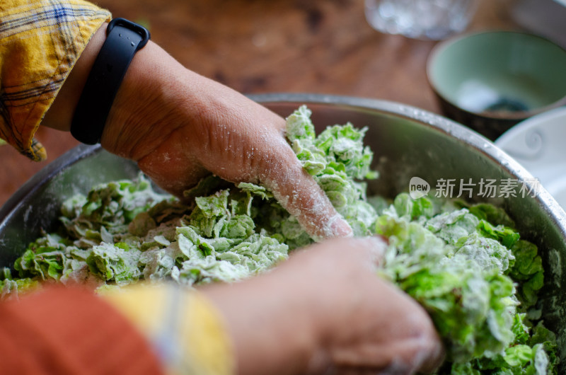 盆装裹粉绿色榆钱食材特写