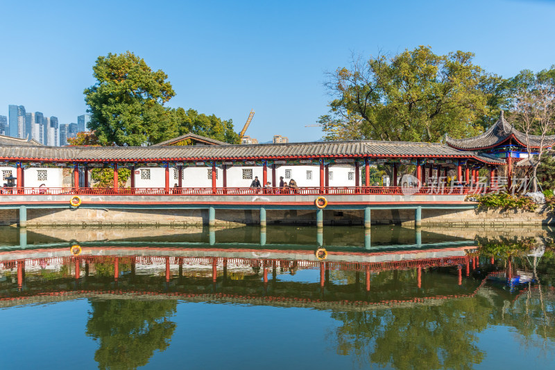 水上中式古典建筑长廊风景