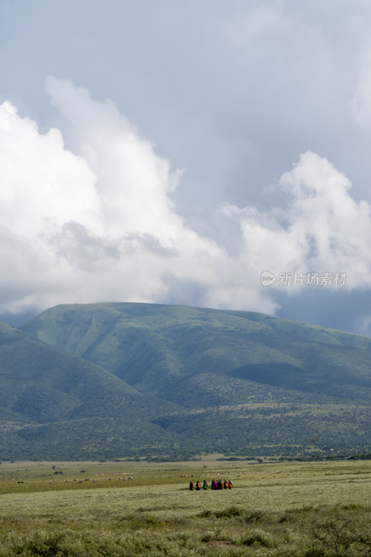 草原上的人群与远山风景