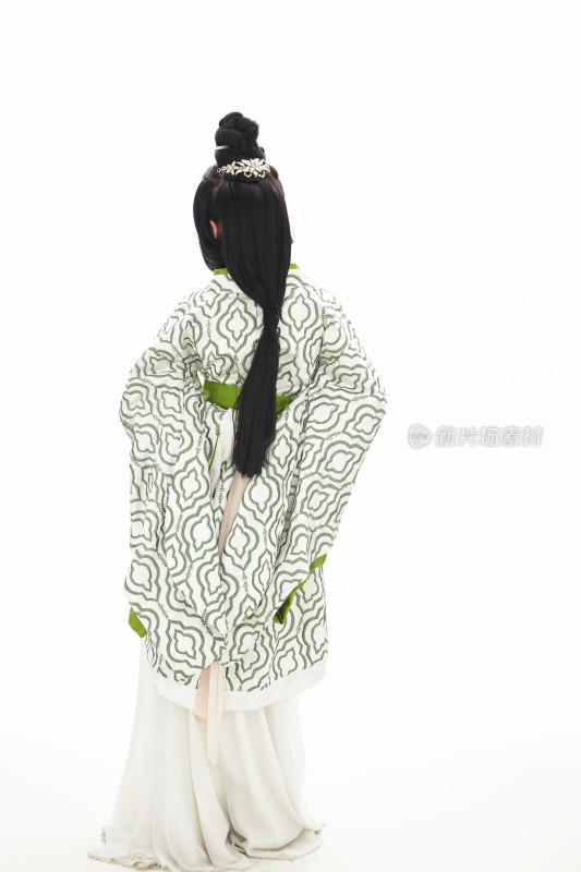白色背景下穿着中国汉代服饰的少女