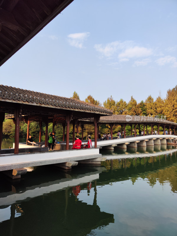 浴鹄湾湖畔中式建筑与山林景观