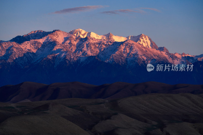 夕阳下的博格达峰