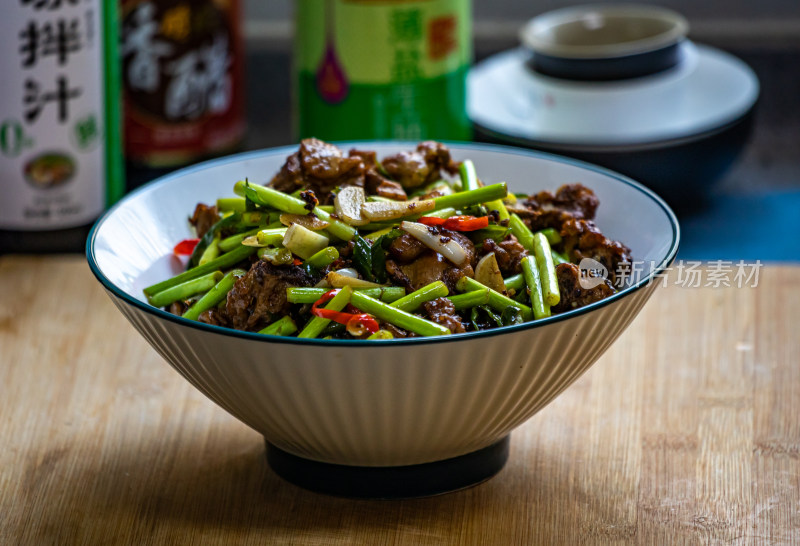 蒜苔青椒干锅鸭家常菜